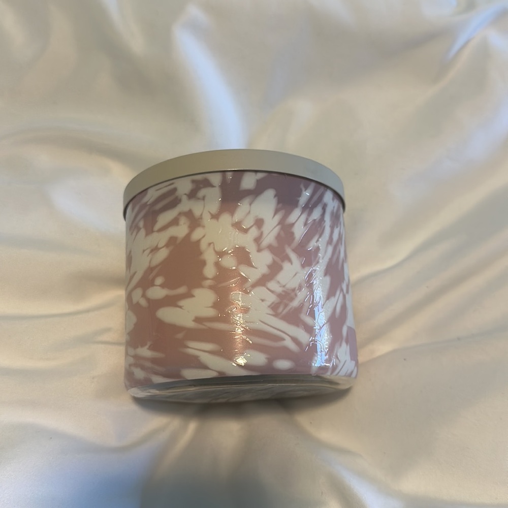 White barn hot pink cocoa candle